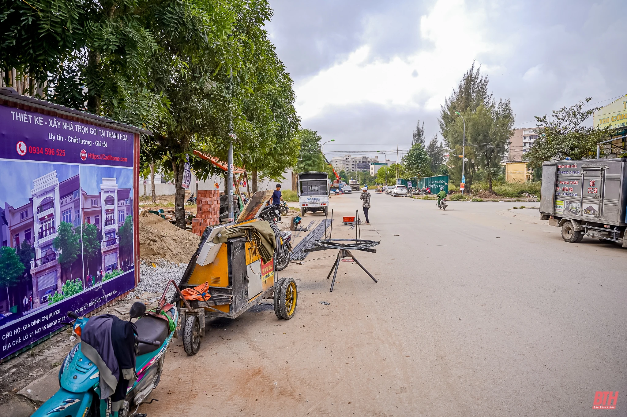 Cần xử lý nghiêm tình trạng đổ vật liệu xây dựng tràn lan trên vỉa hè, dưới lòng đường, gây mất an toàn giao thông