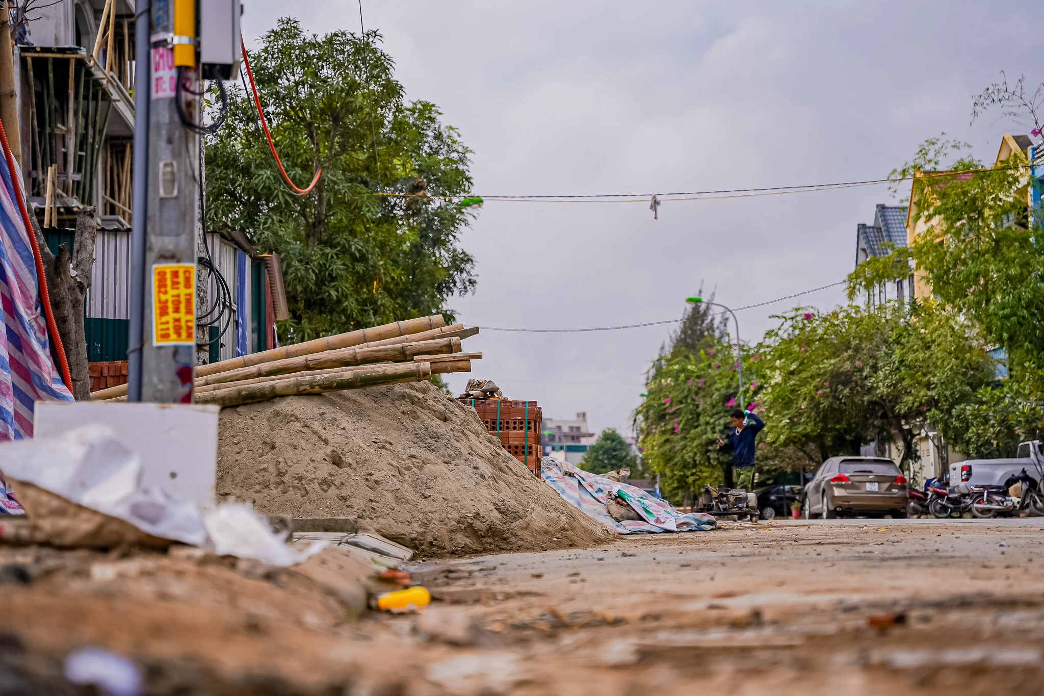 Cần xử lý nghiêm tình trạng đổ vật liệu xây dựng tràn lan trên vỉa hè, dưới lòng đường, gây mất an toàn giao thông