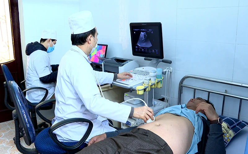 Tư vấn, khám bệnh cho cán bộ, chiến sỹ Công an tỉnh Hủa Phăn (Lào)
