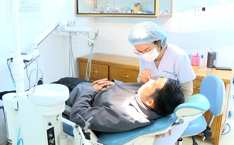 Tư vấn, khám bệnh cho cán bộ, chiến sỹ Công an tỉnh Hủa Phăn (Lào)