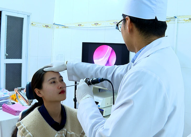 Tư vấn, khám bệnh cho cán bộ, chiến sỹ Công an tỉnh Hủa Phăn (Lào)