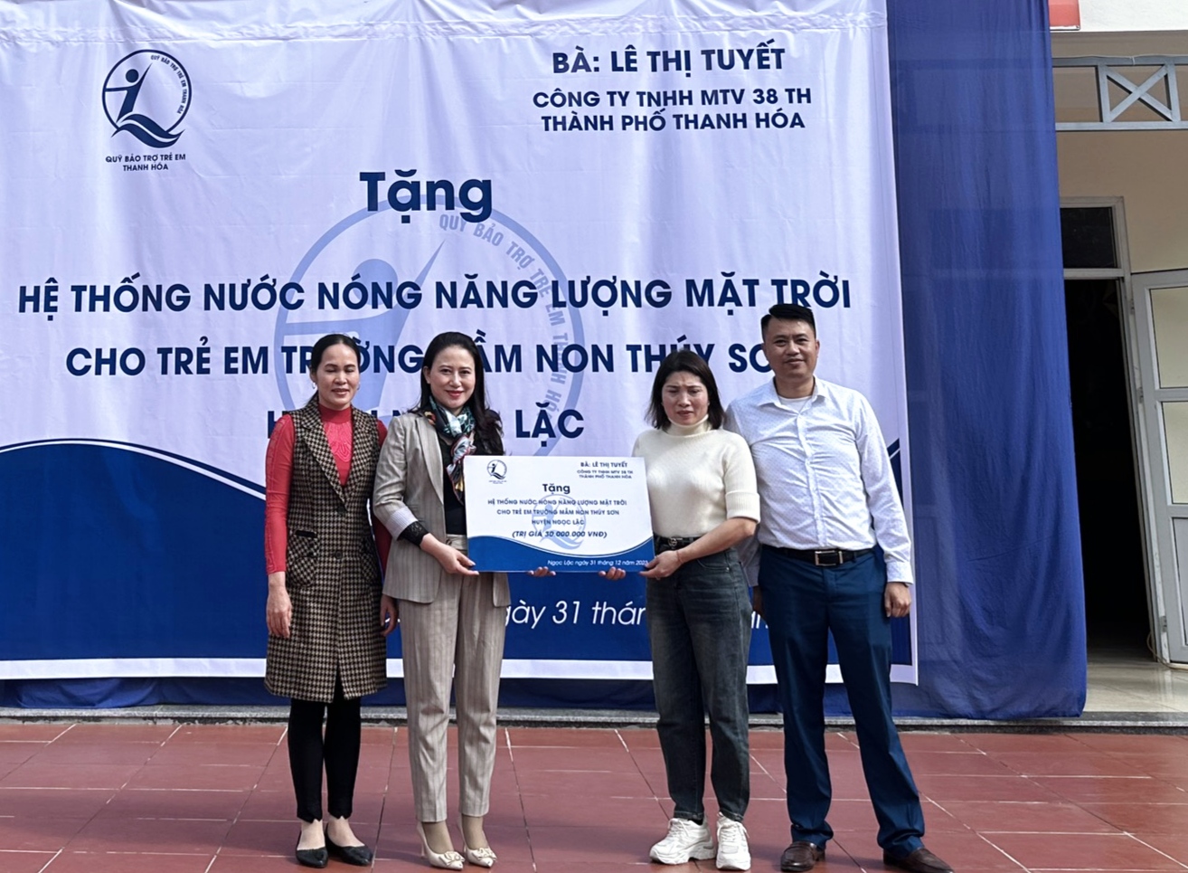 Trao tặng hệ thống nước nóng năng lượng mặt trời tại huyện Ngọc Lặc