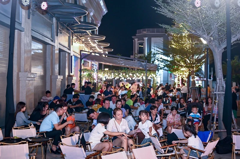 Gần 900 nghìn người đổ về “Vũ trụ Vin” từ Bắc chí Nam countdown đón năm mới