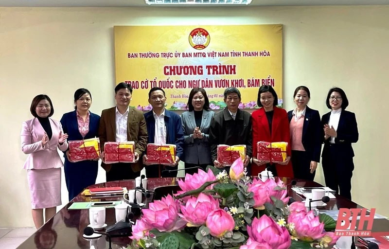 Trao cờ Tổ quốc cho ngư dân vươn khơi, bám biển