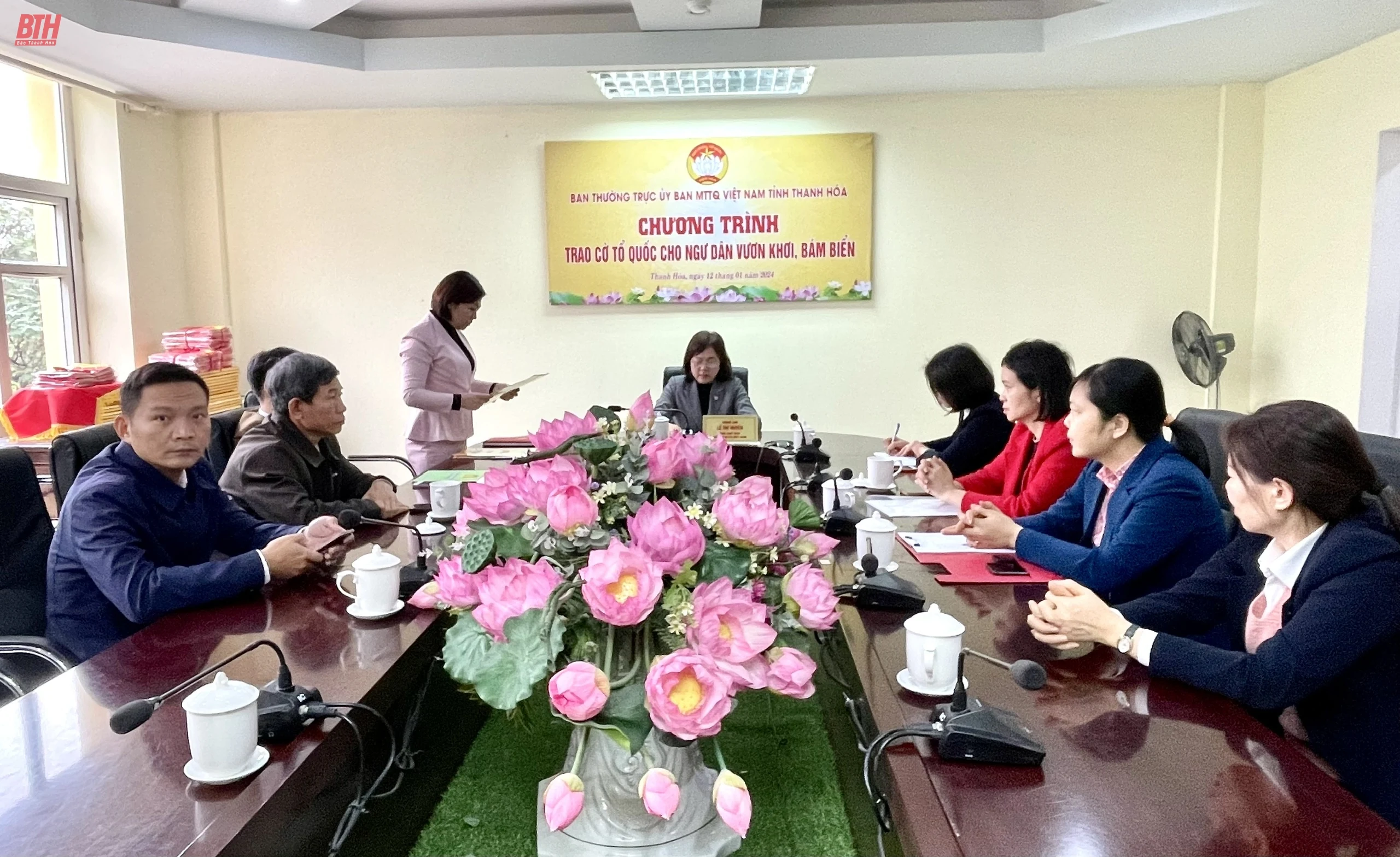 Trao cờ Tổ quốc cho ngư dân vươn khơi, bám biển