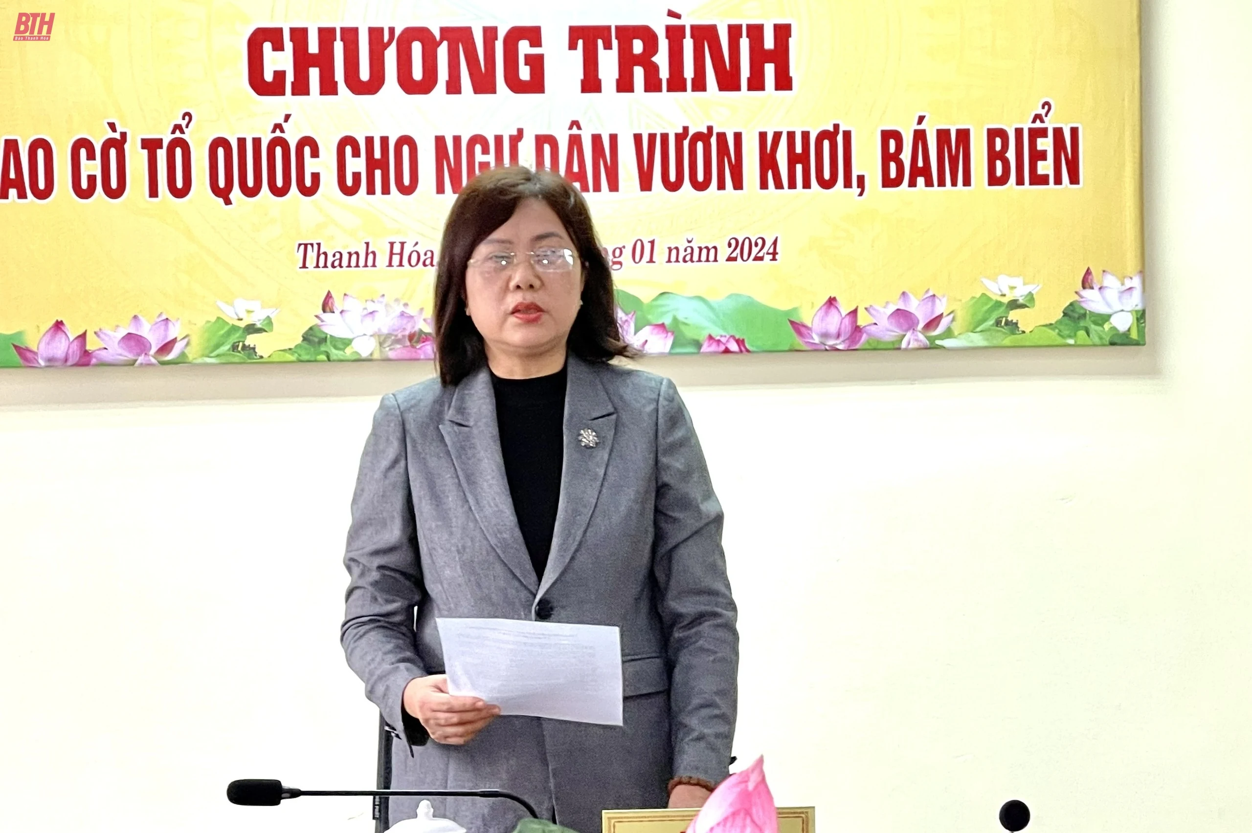Trao cờ Tổ quốc cho ngư dân vươn khơi, bám biển
