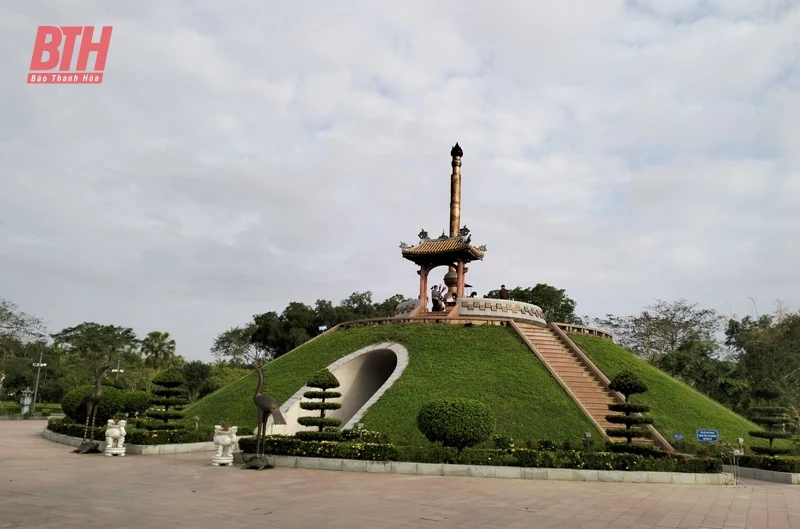 Đoàn đại biểu tỉnh Thanh Hóa viếng anh hùng liệt sĩ tại Thành cổ Quảng Trị, Đài tưởng niệm Trung đội Mai Quốc Ca và Nghĩa trang liệt sĩ Vĩnh Linh