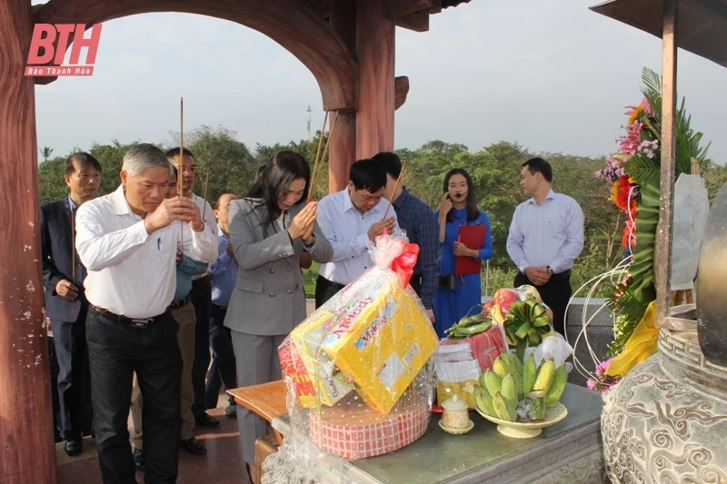 Đoàn đại biểu tỉnh Thanh Hóa viếng anh hùng liệt sĩ tại Thành cổ Quảng Trị, Đài tưởng niệm Trung đội Mai Quốc Ca và Nghĩa trang liệt sĩ Vĩnh Linh