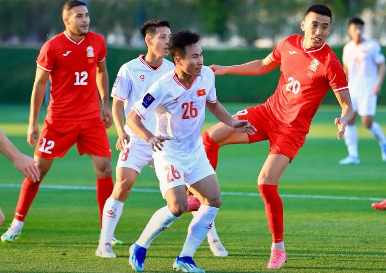 Tuyển Việt Nam bất ngờ thua trước thềm Asian Cup; Bầu Đức cho CLB Công An Hà Nội mượn HLV Kiatisak