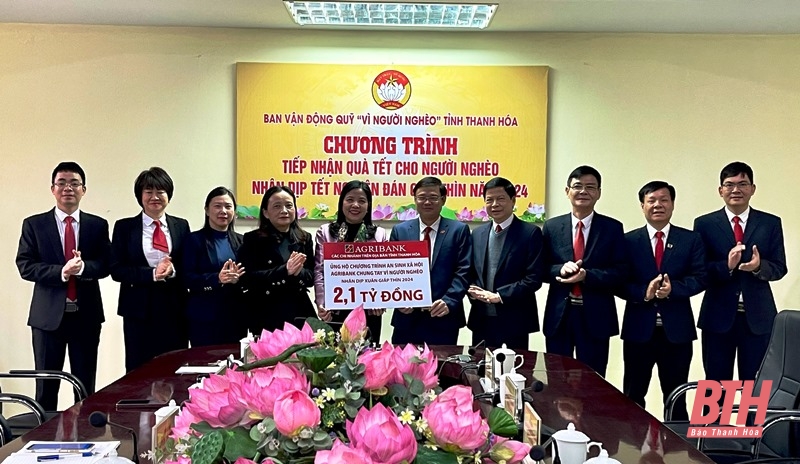 Tiếp nhận quà cho người nghèo nhân dịp Tết Nguyên đán Giáp Thìn 2024