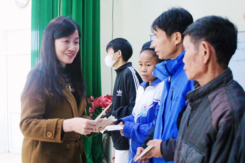 Trao 50 suất quà Tết cho các gia đình khó khăn huyện Như Xuân