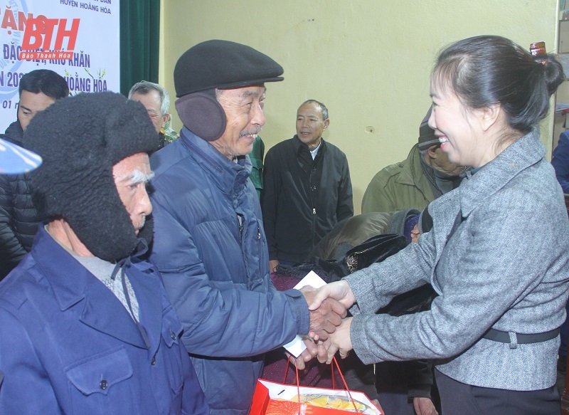 Thăm, tặng quà Tết cho người có công, gia đình chính sách và trẻ em có hoàn cảnh khó khăn tại xã Hoằng Đạt