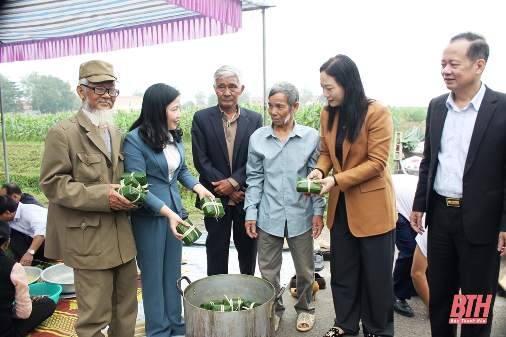 Đem bánh chưng xanh và tết an lành đến cho người dân thôn Lam Đạt