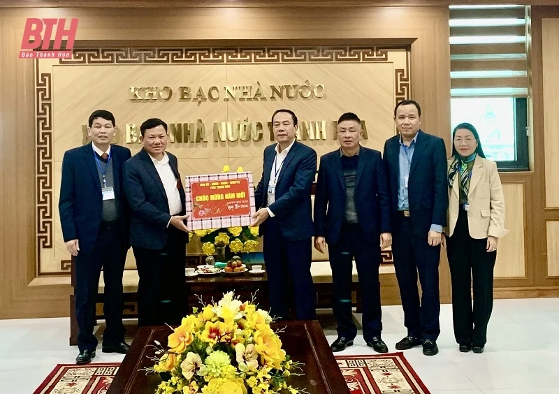 Phó Chủ tịch Thường trực UBND tỉnh Nguyễn Văn Thi thăm, tặng quà một số đơn vị ngành tài chính và y tế