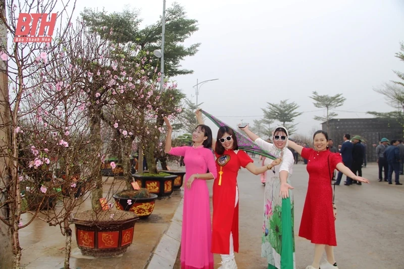Về Triệu Sơn đi Hội chợ hoa đào
