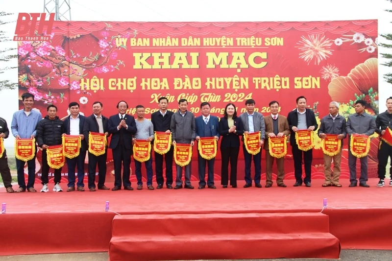Về Triệu Sơn đi Hội chợ hoa đào