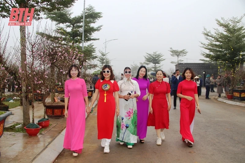 Về Triệu Sơn đi Hội chợ hoa đào