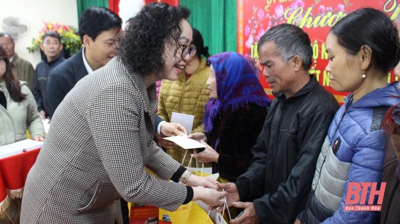 Phó Chủ tịch Hội đồng Dân tộc của Quốc hội thăm, tặng quà cho các gia đình có hoàn cảnh khó khăn các huyện Thiệu Hóa, Triệu Sơn