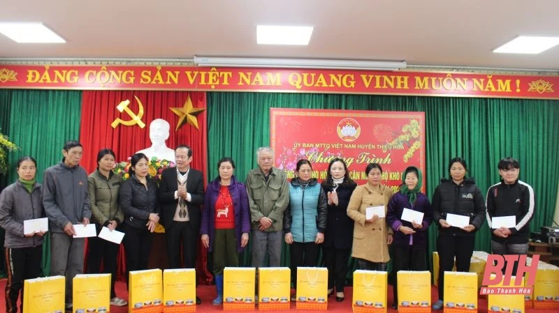 Phó Chủ tịch Hội đồng Dân tộc của Quốc hội thăm, tặng quà cho các gia đình có hoàn cảnh khó khăn các huyện Thiệu Hóa, Triệu Sơn