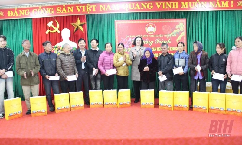 Phó Chủ tịch Hội đồng Dân tộc của Quốc hội thăm, tặng quà cho các gia đình có hoàn cảnh khó khăn các huyện Thiệu Hóa, Triệu Sơn