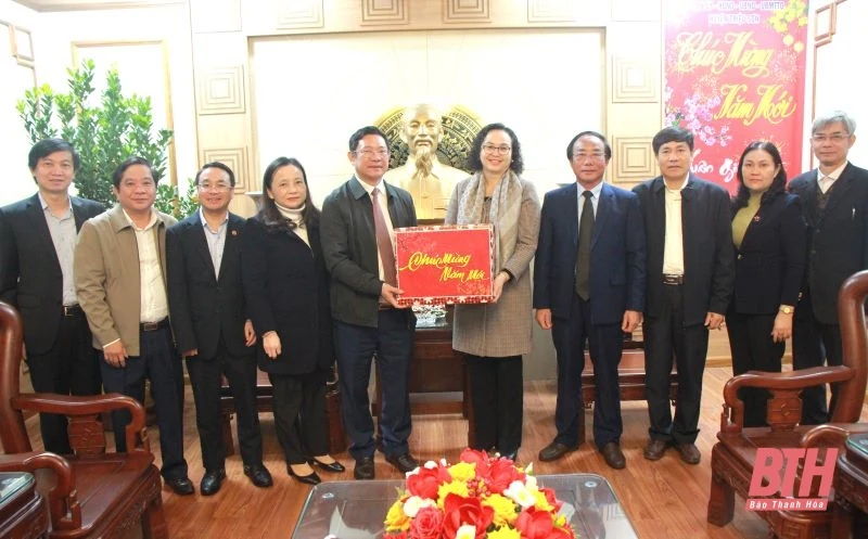Phó Chủ tịch Hội đồng Dân tộc của Quốc hội thăm, tặng quà cho các gia đình có hoàn cảnh khó khăn các huyện Thiệu Hóa, Triệu Sơn