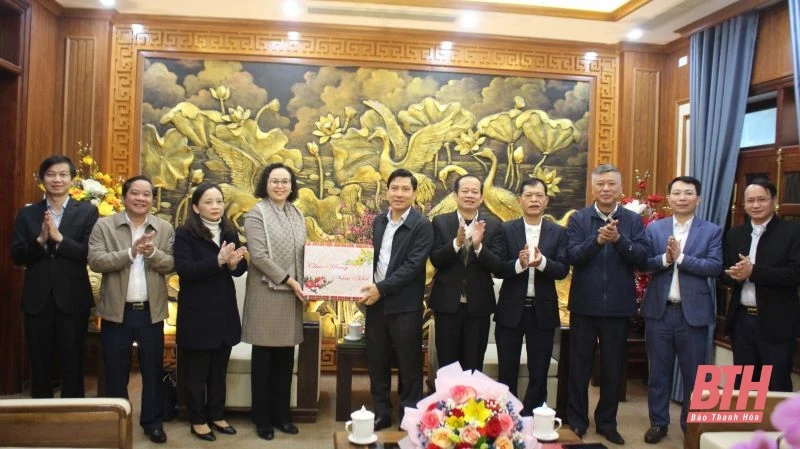 Phó Chủ tịch Hội đồng Dân tộc của Quốc hội thăm, tặng quà cho các gia đình có hoàn cảnh khó khăn các huyện Thiệu Hóa, Triệu Sơn