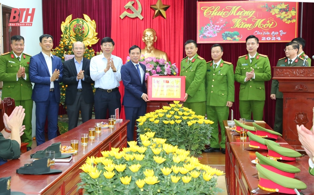 Phó Bí thư Thường trực Tỉnh ủy Lại Thế Nguyên kiểm tra và chúc tết một số đơn vị làm nhiệm vụ trong dịp Tết Nguyên đán Giáp Thìn