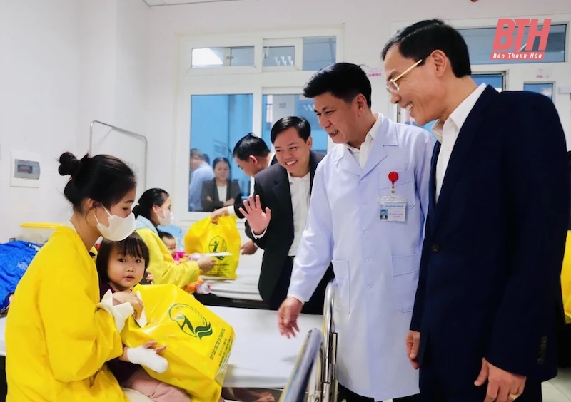 Phó Chủ tịch UBND tỉnh Đầu Thanh Tùng chúc tết các bệnh viện