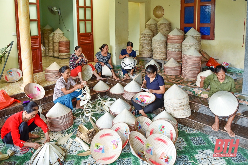 Những người phụ nữ giữ gìn làng nghề làm nón lá truyền thống Xuân Lộc