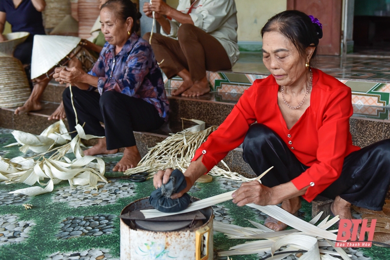 Những người phụ nữ giữ gìn làng nghề làm nón lá truyền thống Xuân Lộc