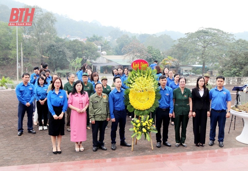 Tuổi trẻ các đơn vị dâng hương và phát động ra quân Tháng Thanh niên