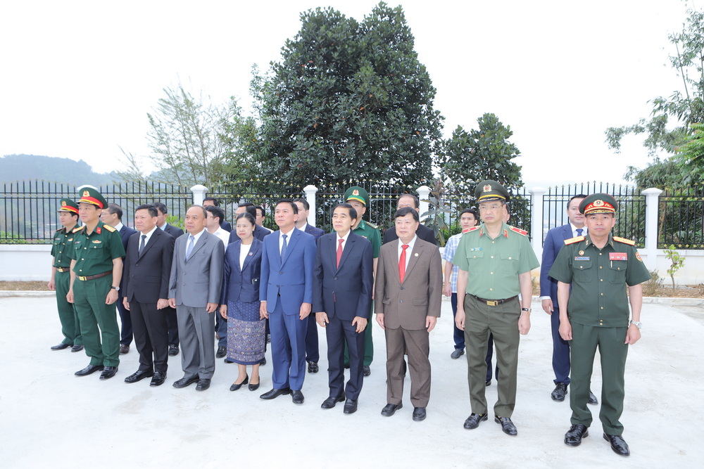 Đoàn đại biểu hai tỉnh Thanh Hóa - Hủa Phăn dâng hoa tưởng niệm Chủ tịch Cay Xỏn Phôm Vy Hẳn; dự lễ bàn giao trụ sở Ủy ban chính quyền huyện Sầm Nưa