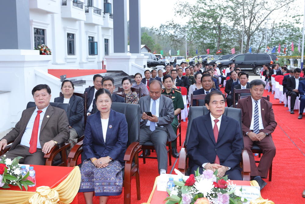 Đoàn đại biểu hai tỉnh Thanh Hóa - Hủa Phăn dâng hoa tưởng niệm Chủ tịch Cay Xỏn Phôm Vy Hẳn; dự lễ bàn giao trụ sở Ủy ban chính quyền huyện Sầm Nưa