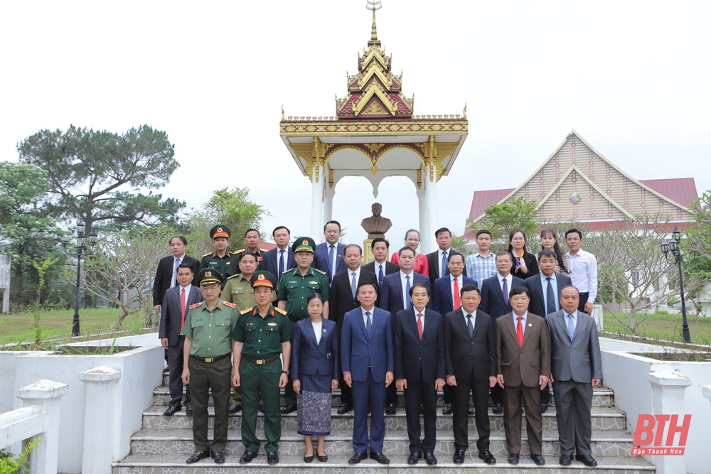 Đoàn đại biểu hai tỉnh Thanh Hóa - Hủa Phăn dâng hoa tưởng niệm Chủ tịch Cay Xỏn Phôm Vy Hẳn; dự lễ bàn giao trụ sở Ủy ban chính quyền huyện Sầm Nưa