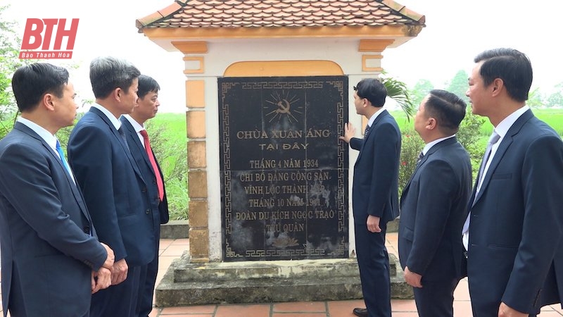 Dâng hương tại di tích lịch sử cách mạng Chùa Xuân Áng - Nơi thành lập Chi bộ Đảng đầu tiên huyện Vĩnh Lộc