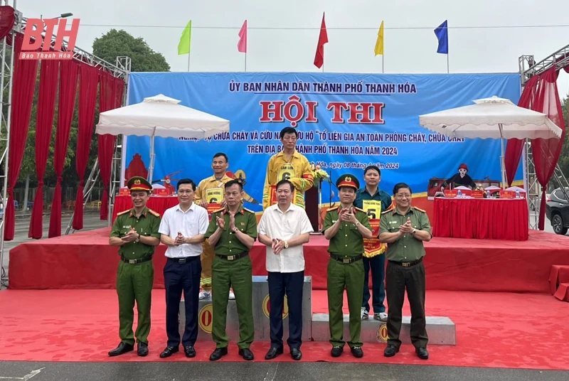 Hội thi nghiệp vụ chữa cháy và cứu nạn, cứu hộ “Tổ liên gia an toàn phòng cháy, chữa cháy” TP Thanh Hóa