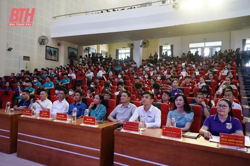 Gần 1.000 học sinh tham dự chương trình tư vấn, hướng nghiệp, tuyển sinh năm 2024