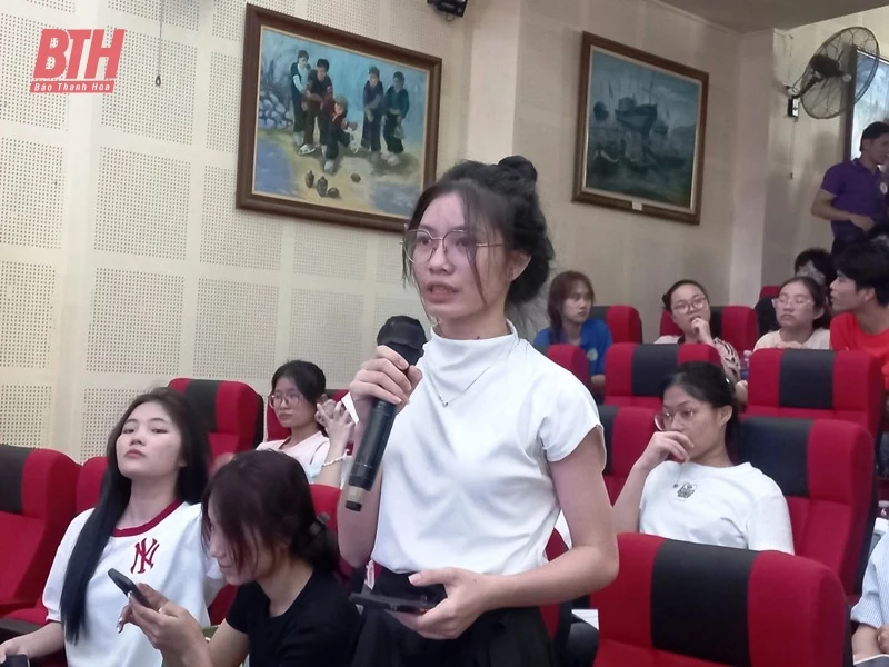 Gần 1.000 học sinh tham dự chương trình tư vấn, hướng nghiệp, tuyển sinh năm 2024