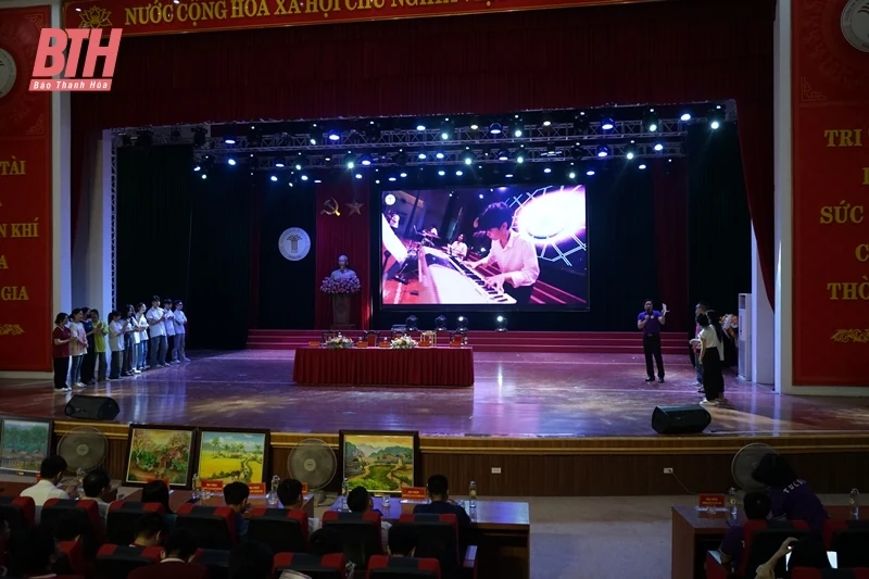Gần 1.000 học sinh tham dự chương trình tư vấn, hướng nghiệp, tuyển sinh năm 2024