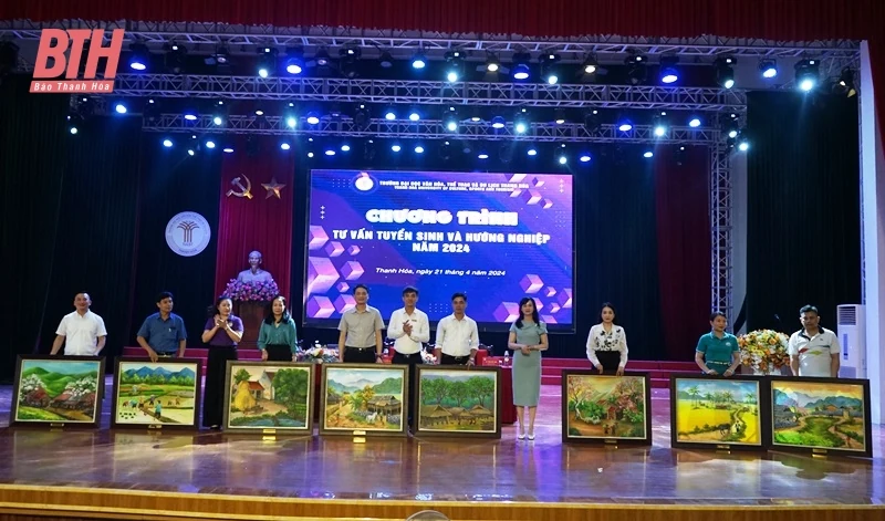 Gần 1.000 học sinh tham dự chương trình tư vấn, hướng nghiệp, tuyển sinh năm 2024