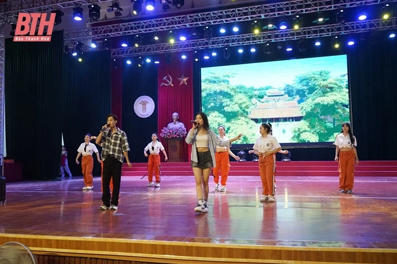 Gần 1.000 học sinh tham dự chương trình tư vấn, hướng nghiệp, tuyển sinh năm 2024