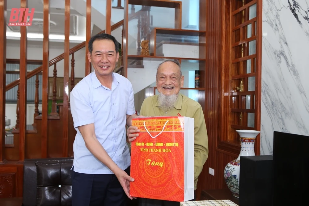 Phó Bí thư Tỉnh ủy Trịnh Tuấn Sinh thăm, tặng quà chiến sĩ Điện Biên trên địa bàn huyện Triệu Sơn