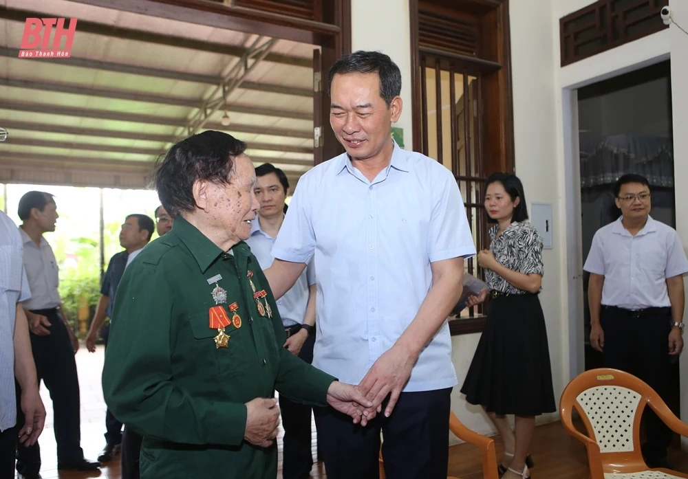 Phó Bí thư Tỉnh ủy Trịnh Tuấn Sinh thăm, tặng quà chiến sĩ Điện Biên trên địa bàn huyện Triệu Sơn