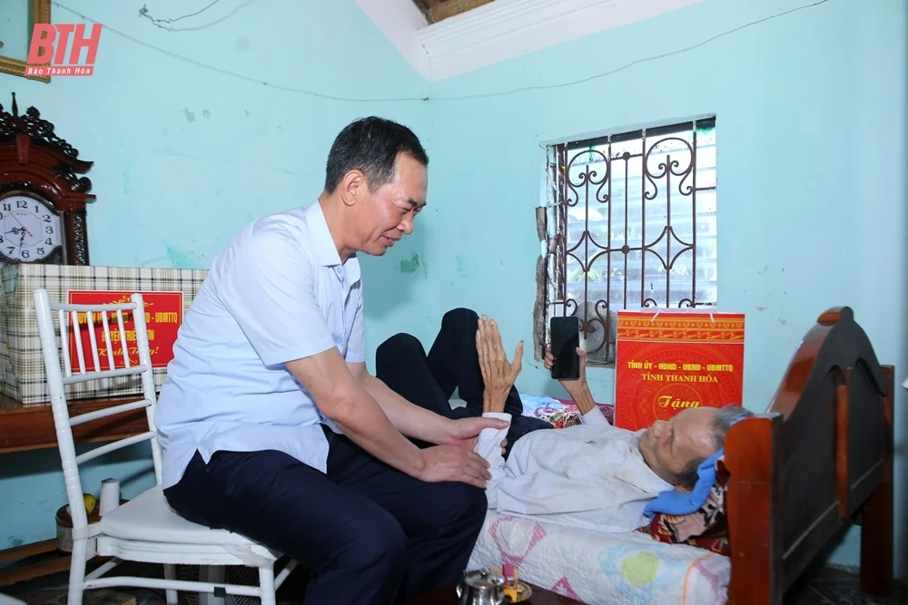 Phó Bí thư Tỉnh ủy Trịnh Tuấn Sinh thăm, tặng quà chiến sĩ Điện Biên trên địa bàn huyện Triệu Sơn