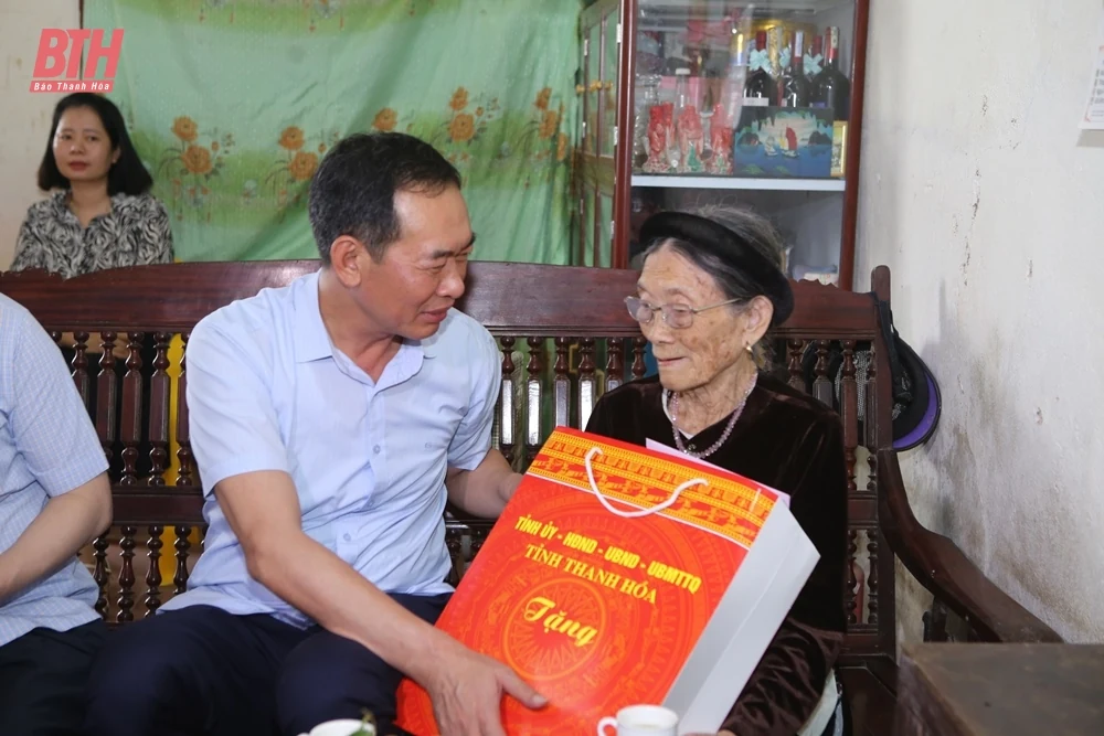 Phó Bí thư Tỉnh ủy Trịnh Tuấn Sinh thăm, tặng quà chiến sĩ Điện Biên trên địa bàn huyện Triệu Sơn
