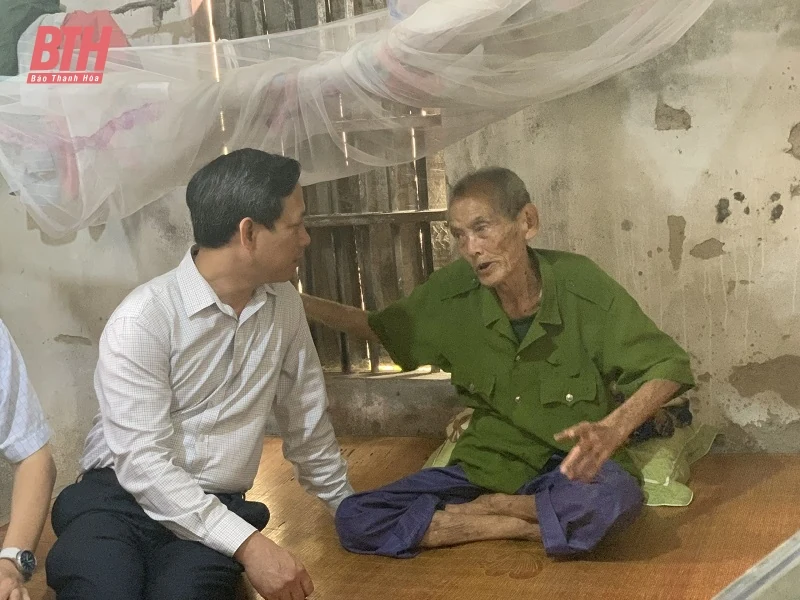 Phó Trưởng đoàn ĐBQH tỉnh Mai Văn Hải thăm, tặng quà các gia đình chính sách tham gia chiến dịch Điện Biên Phủ tại Hậu Lộc