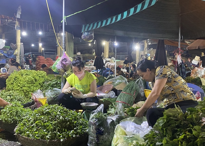 Chợ đầu mối rau quả, thực phẩm Đông Hương nhộn nhịp ngay ngày đầu kỳ nghỉ lễ