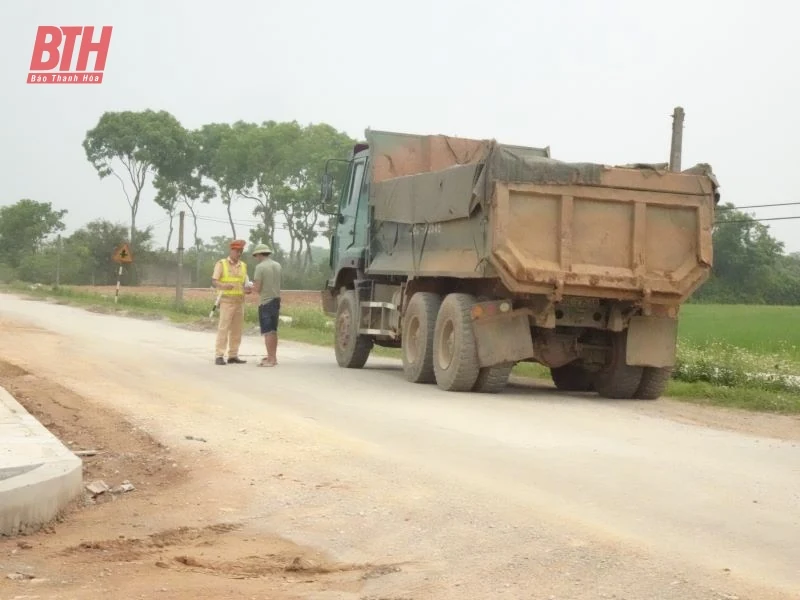Kiểm tra tải trọng, đảm bảo môi trường trong vận chuyển nguyên vật liệu thi công dự án, sau phản ánh của Báo Thanh Hóa