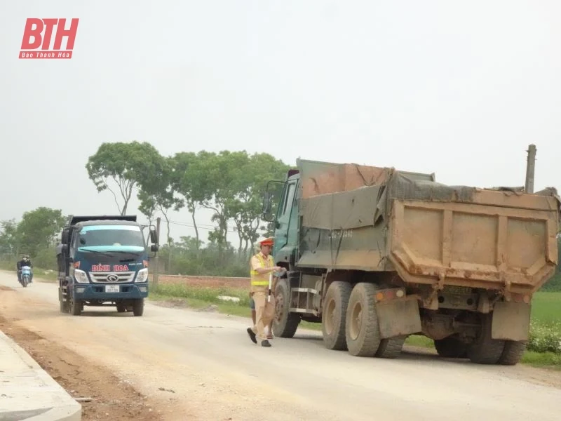 Kiểm tra tải trọng, đảm bảo môi trường trong vận chuyển nguyên vật liệu thi công dự án, sau phản ánh của Báo Thanh Hóa