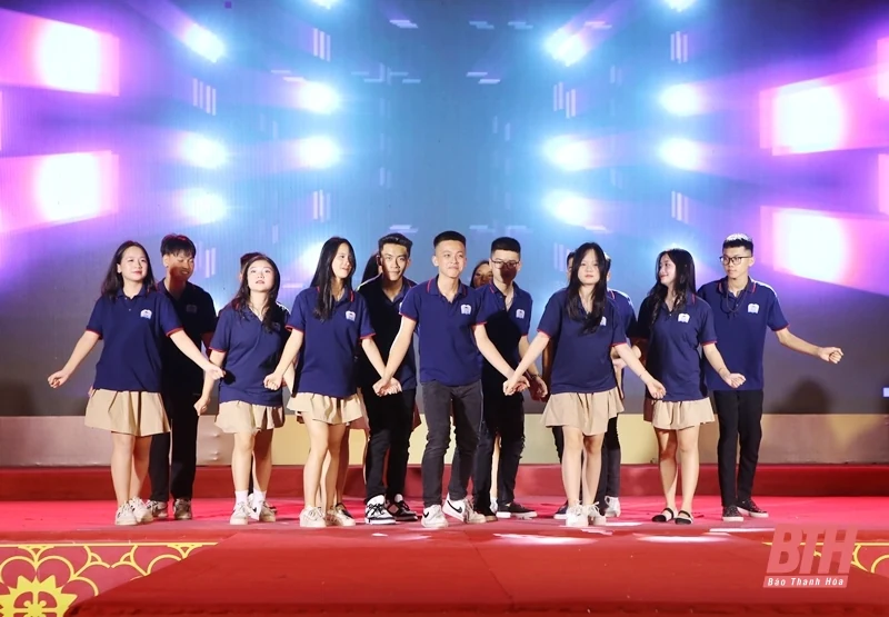 Đặc sắc chương trình văn nghệ “Sức sống trẻ” và trình diễn áo dài